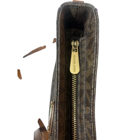 Michael Kors Jet Set Crossbody in Signature Logo Canvas - Picture 5 of 9